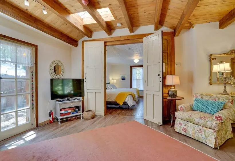 Patagonia Cottage W/ Patio & Yard: Walk To Town!