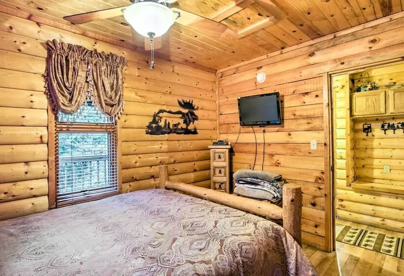 Pet Friendly Cosby Log Cabin W/ Backyard & Porch!