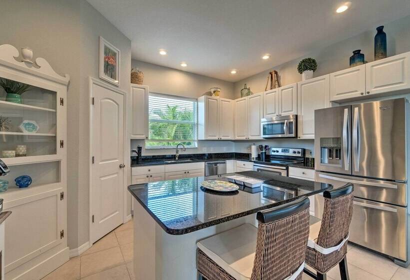 Port Charlotte Canalfront Home W/ Pool & Dry Bar!