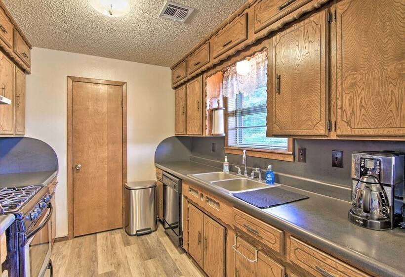 Quiet Clayton Home W/ Mountain Views 4 Mi To Lake!