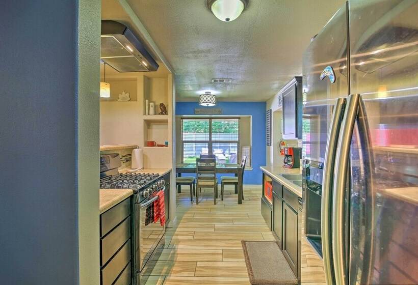 San Antonio Oasis W/ Hot Tub, Pool & Outdoor Bar!