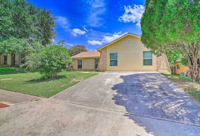 San Antonio Oasis W/ Hot Tub, Pool & Outdoor Bar!