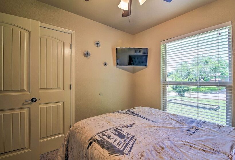 San Antonio Oasis W/ Hot Tub, Pool & Outdoor Bar!