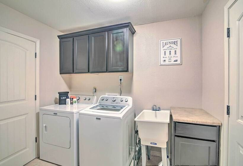 San Antonio Oasis W/ Hot Tub, Pool & Outdoor Bar!