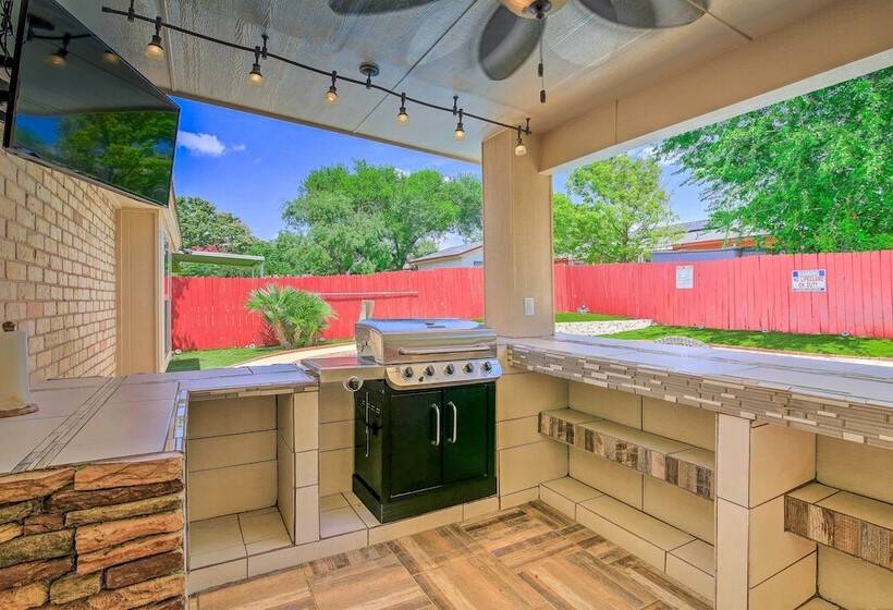 San Antonio Oasis W/ Hot Tub, Pool & Outdoor Bar!