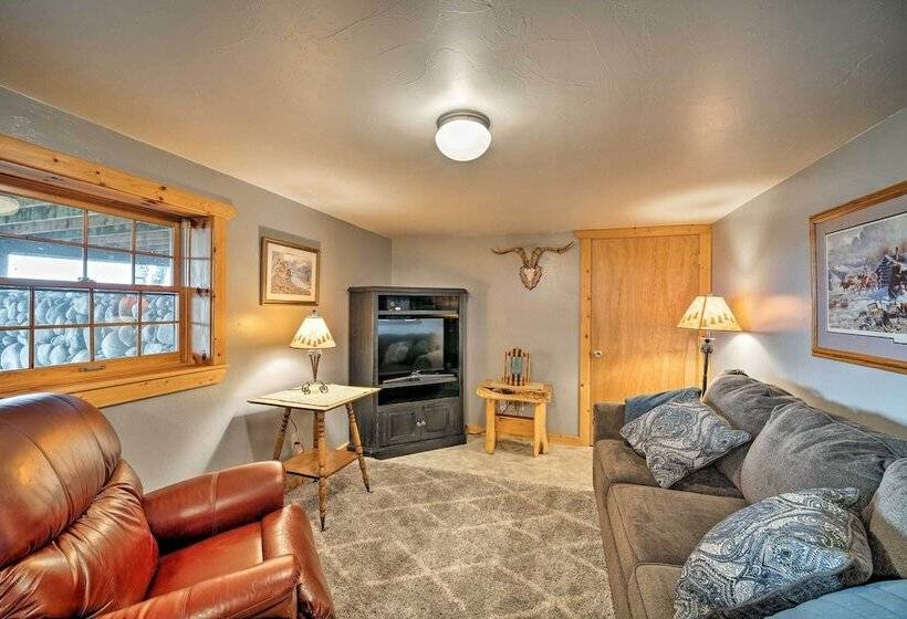 Secluded Retreat W/ Wood Stove, 11 Mi To Bozeman!