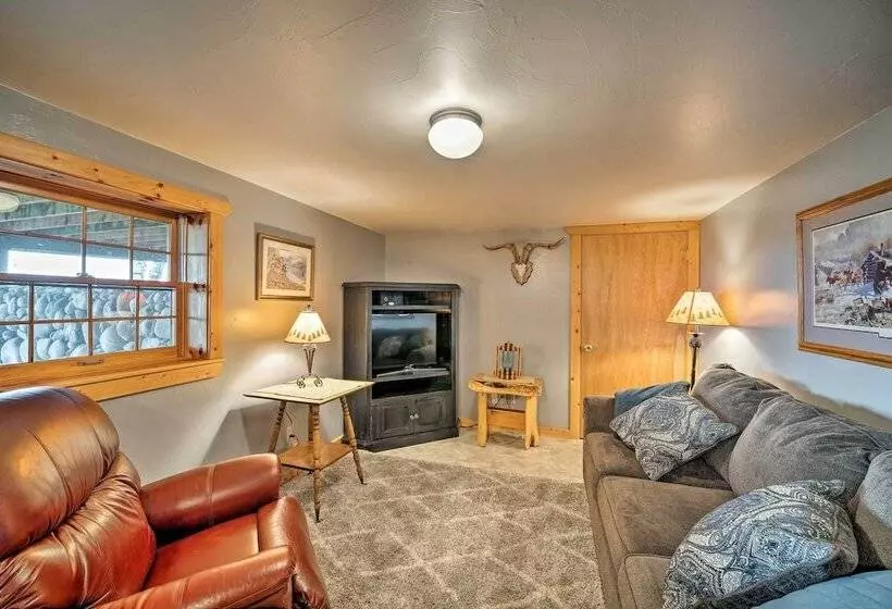 Secluded Retreat W/ Wood Stove, 11 Mi To Bozeman!
