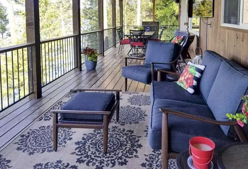 South Lake Coeur D Alene Home W/ Dock & Kayaks!