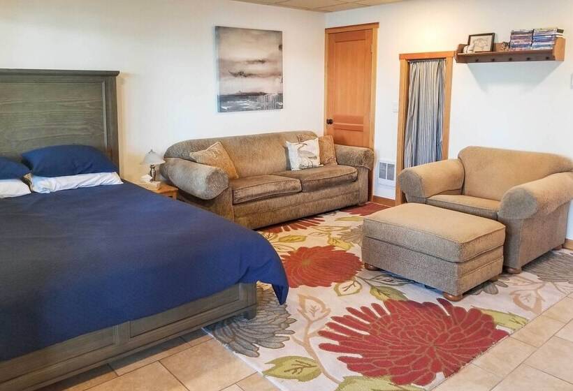 South Lake Coeur D Alene Home W/ Dock & Kayaks!