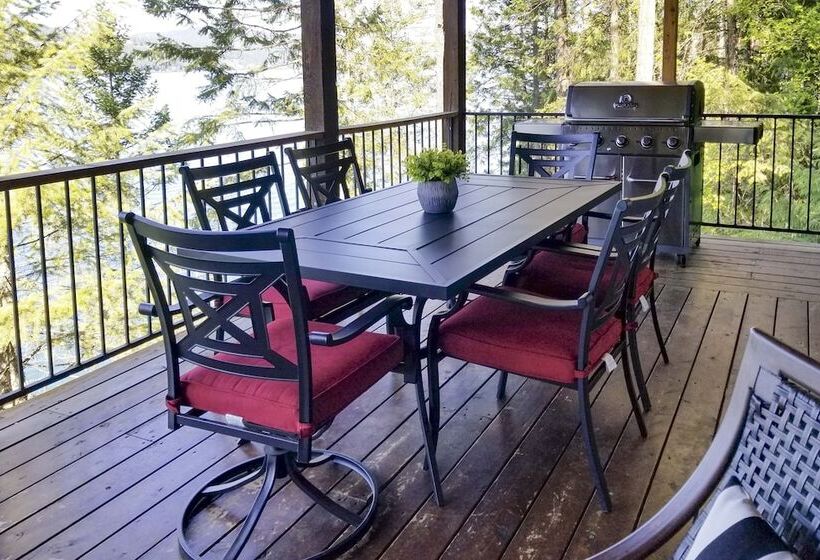 South Lake Coeur D Alene Home W/ Dock & Kayaks!