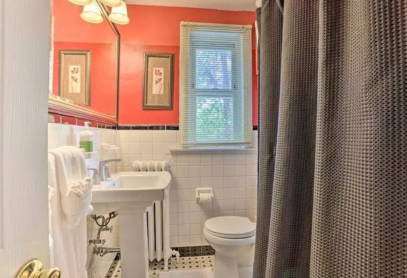 Suburban Home W/ Backyard Patio < 7 Miles To Dtwn!