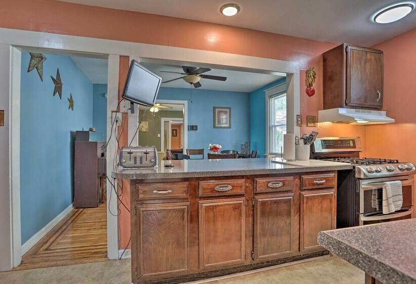 Suburban Home W/ Backyard Patio < 7 Miles To Dtwn!