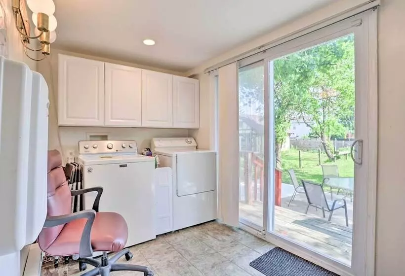 Suburban Home W/ Backyard Patio < 7 Miles To Dtwn!