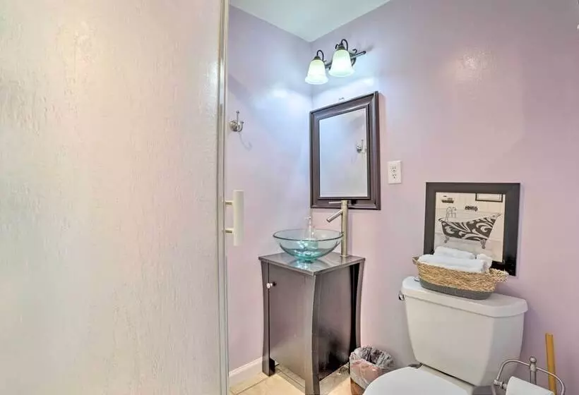 Suburban Home W/ Backyard Patio < 7 Miles To Dtwn!