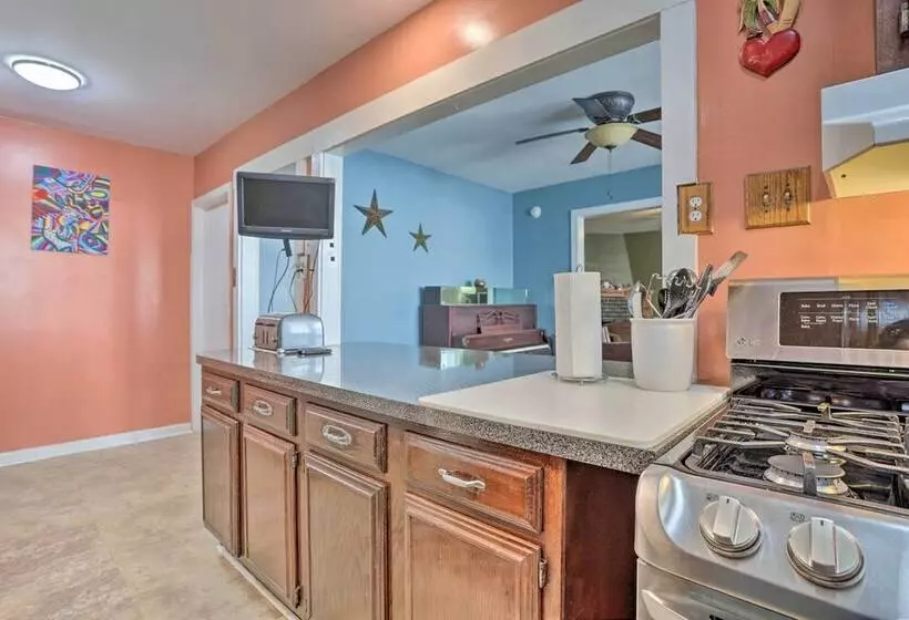 Suburban Home W/ Backyard Patio < 7 Miles To Dtwn!