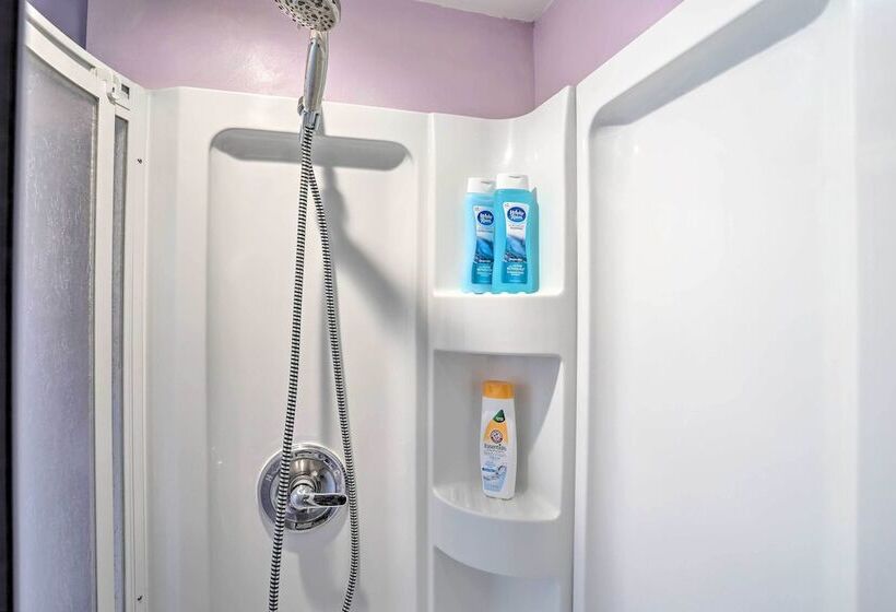 Suburban Home W/ Backyard Patio < 7 Miles To Dtwn!