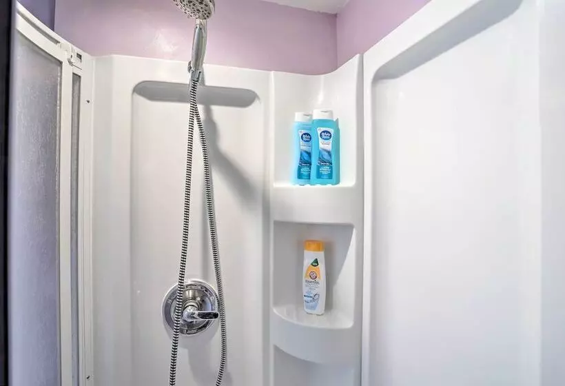 Suburban Home W/ Backyard Patio < 7 Miles To Dtwn!