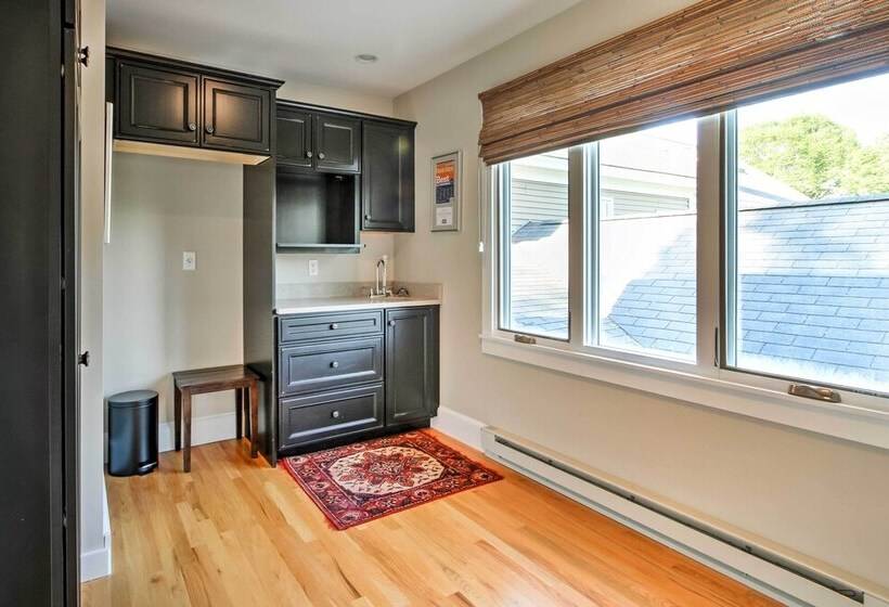 Large Kennebunk Home, Walk To Beach < 2 Mi To Town