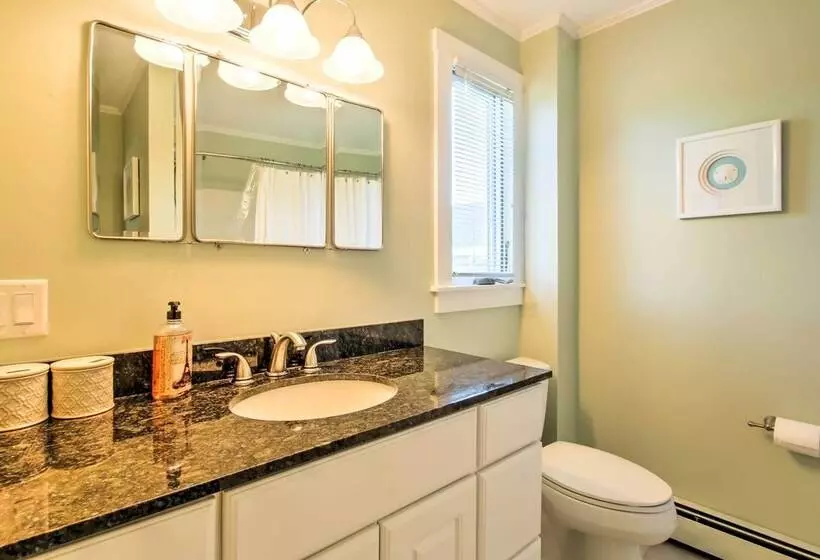 Large Kennebunk Home, Walk To Beach < 2 Mi To Town