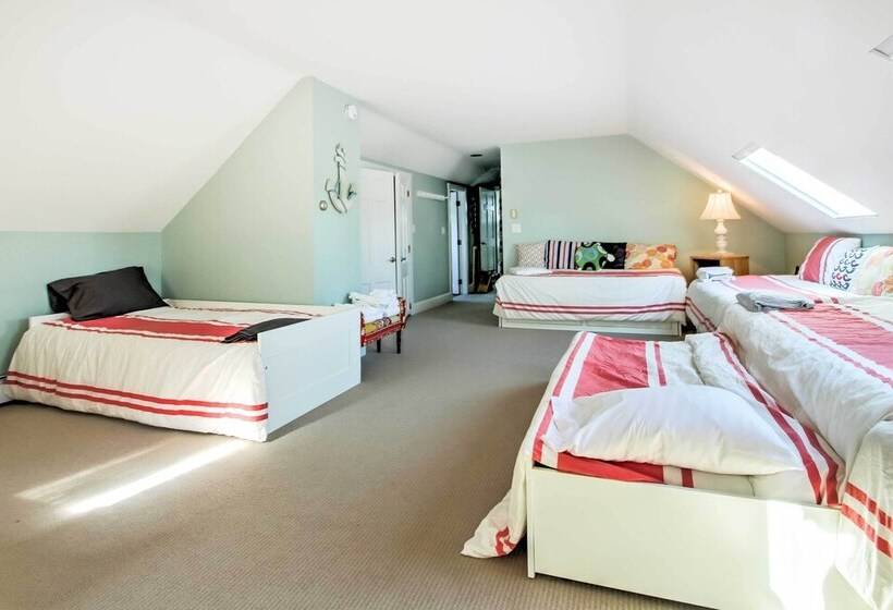 Large Kennebunk Home, Walk To Beach < 2 Mi To Town