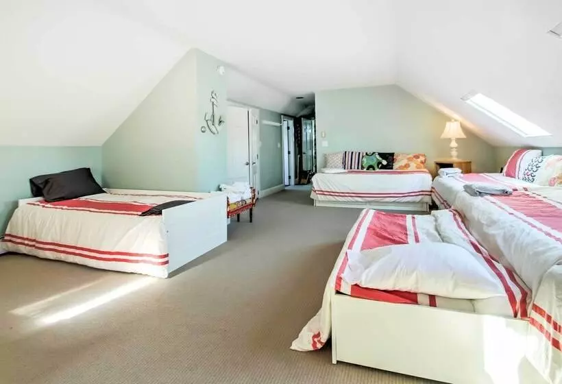 Large Kennebunk Home, Walk To Beach < 2 Mi To Town