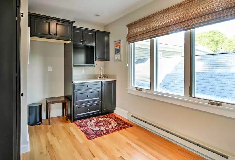 Large Kennebunk Home, Walk To Beach < 2 Mi To Town