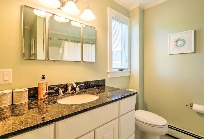 Large Kennebunk Home, Walk To Beach < 2 Mi To Town