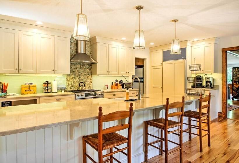 Large Kennebunk Home, Walk To Beach < 2 Mi To Town