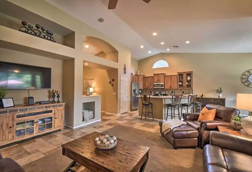 Spacious Surprise Home: 6 Mi To Wildlife World Zoo