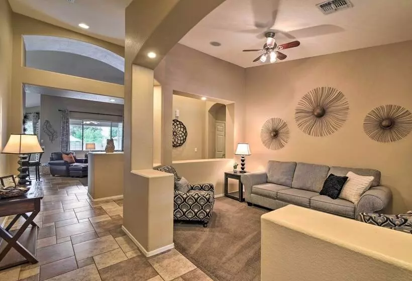 Spacious Surprise Home: 6 Mi To Wildlife World Zoo