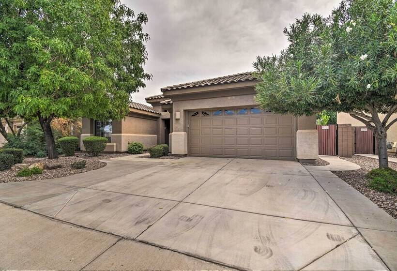 Spacious Surprise Home: 6 Mi To Wildlife World Zoo