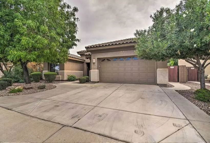 Spacious Surprise Home: 6 Mi To Wildlife World Zoo