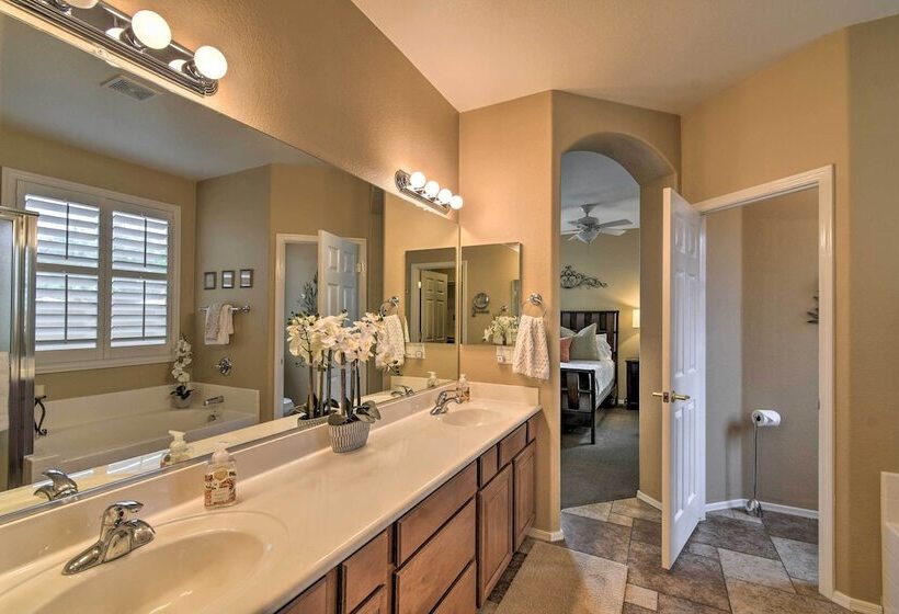 Spacious Surprise Home: 6 Mi To Wildlife World Zoo