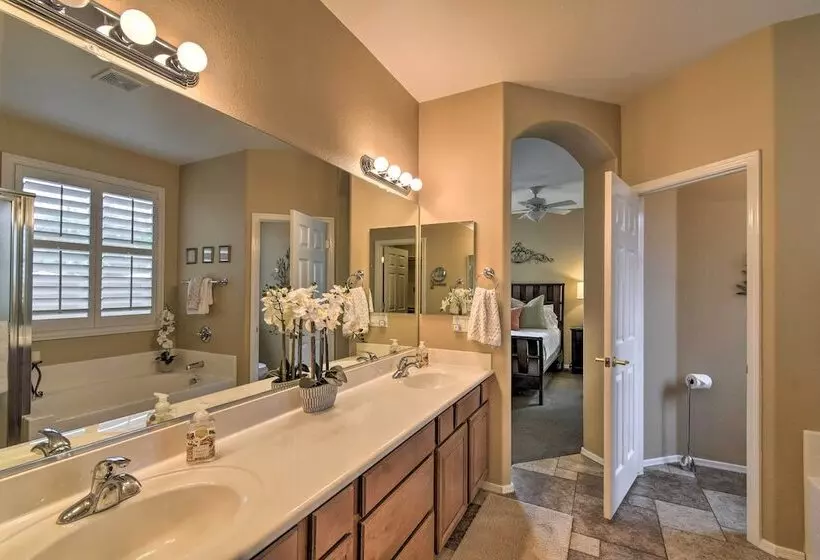 Spacious Surprise Home: 6 Mi To Wildlife World Zoo