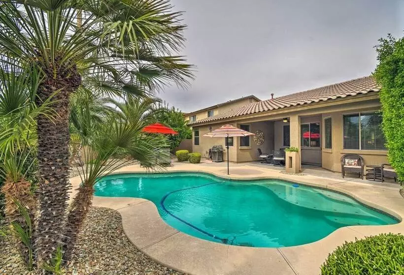 Spacious Surprise Home: 6 Mi To Wildlife World Zoo