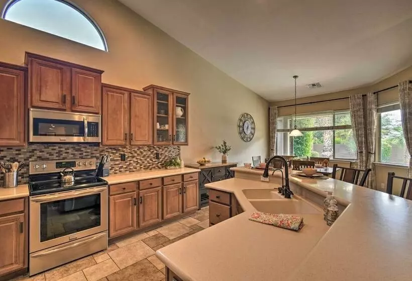 Spacious Surprise Home: 6 Mi To Wildlife World Zoo