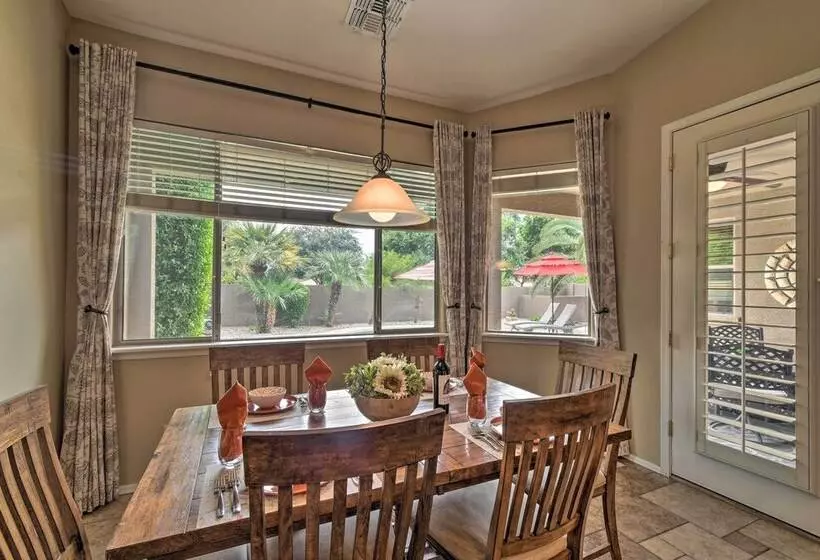 Spacious Surprise Home: 6 Mi To Wildlife World Zoo