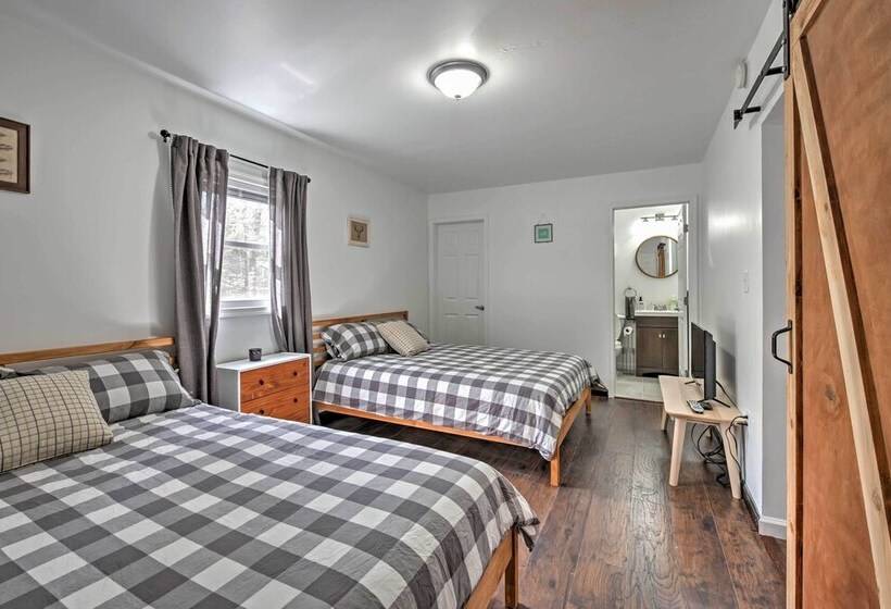 Tannersville House: Bar & Deck, 2 Mi To Ski Resort