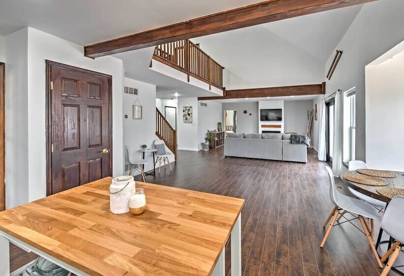 Tannersville House: Bar & Deck, 2 Mi To Ski Resort