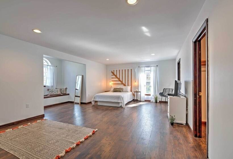 Tannersville House: Bar & Deck, 2 Mi To Ski Resort