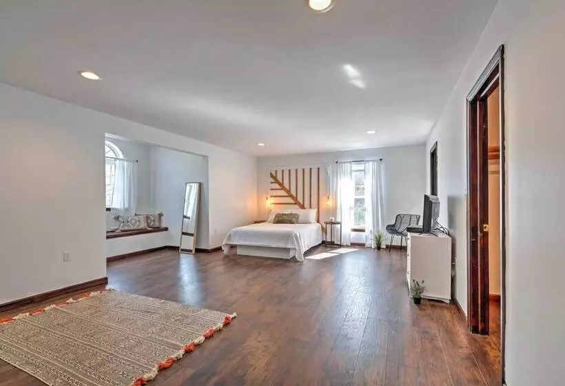 Tannersville House: Bar & Deck, 2 Mi To Ski Resort