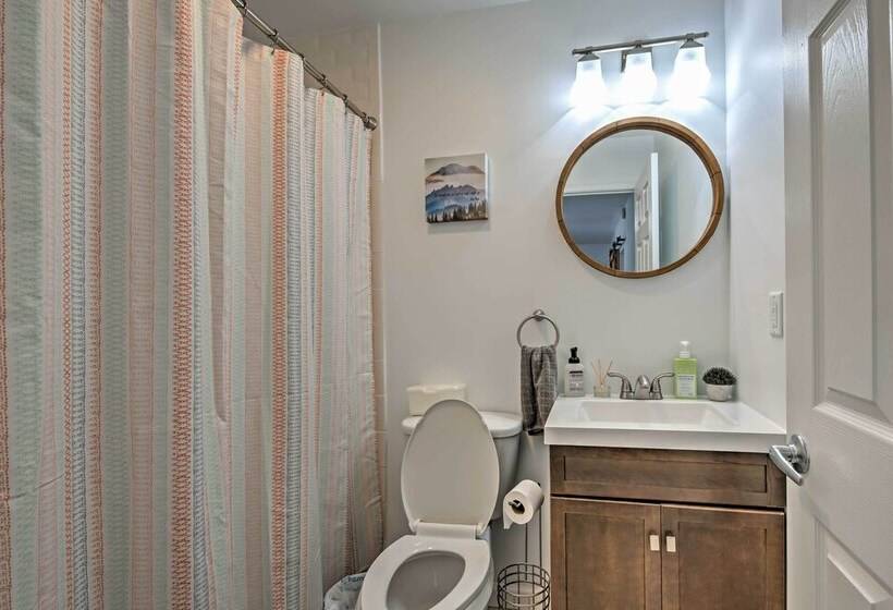 Tannersville House: Bar & Deck, 2 Mi To Ski Resort