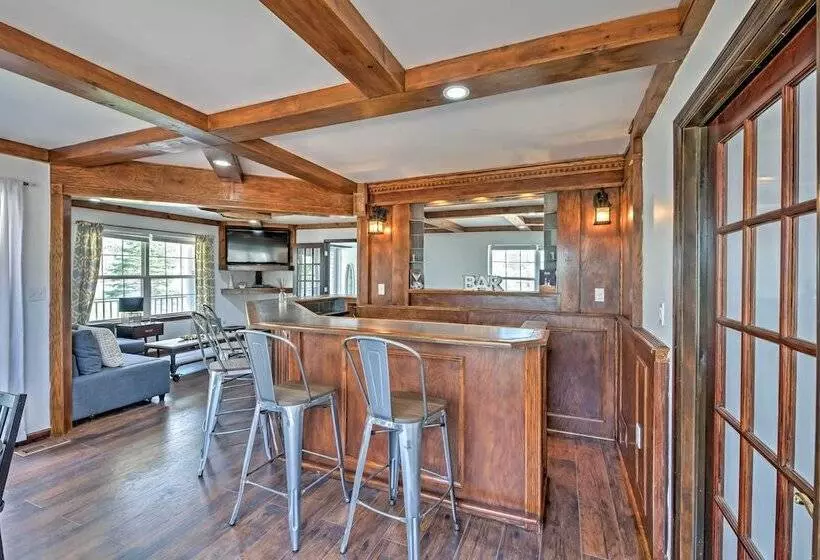 Tannersville House: Bar & Deck, 2 Mi To Ski Resort