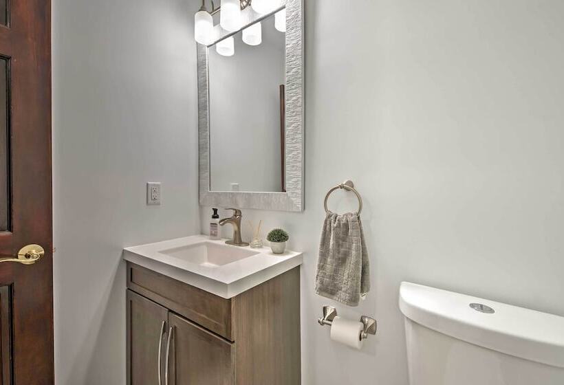 Tannersville House: Bar & Deck, 2 Mi To Ski Resort