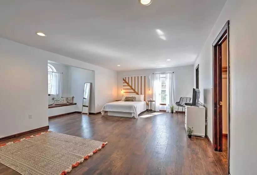 Tannersville House: Bar & Deck, 2 Mi To Ski Resort