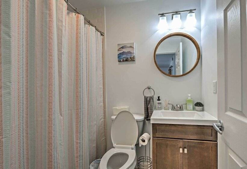 Tannersville House: Bar & Deck, 2 Mi To Ski Resort