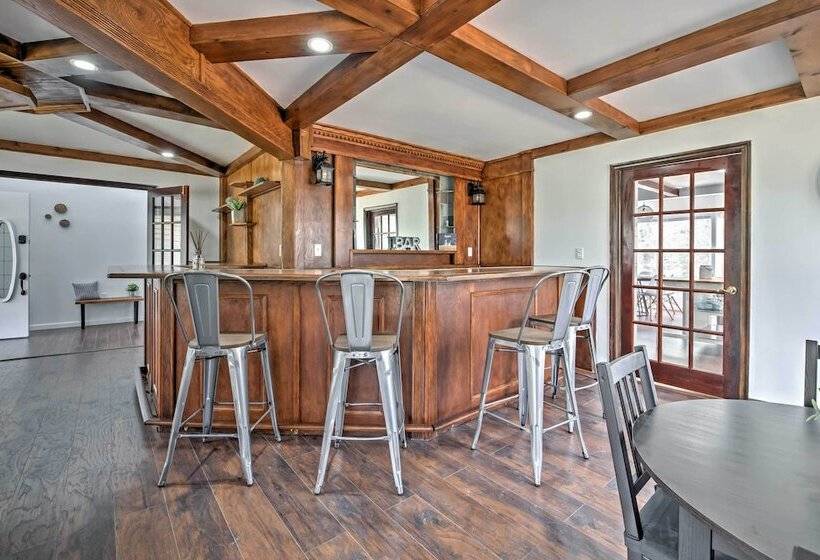 Tannersville House: Bar & Deck, 2 Mi To Ski Resort