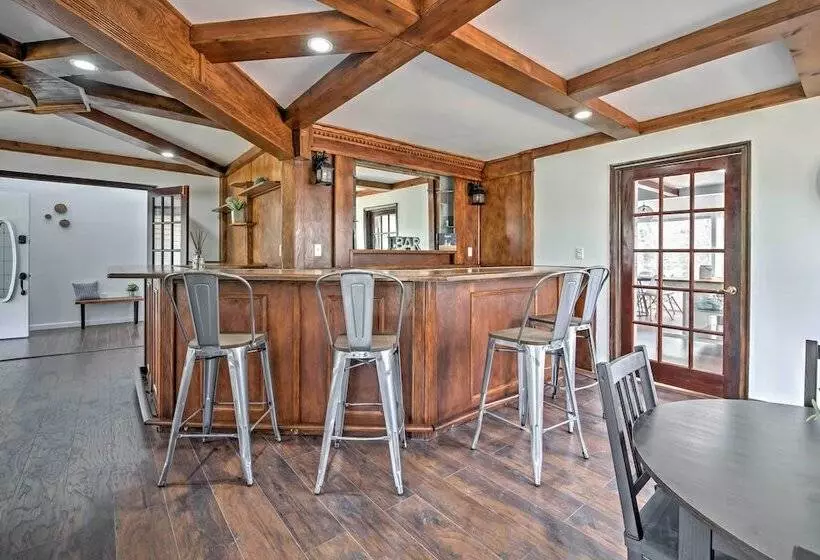 Tannersville House: Bar & Deck, 2 Mi To Ski Resort