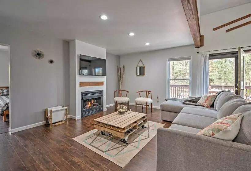 Tannersville House: Bar & Deck, 2 Mi To Ski Resort