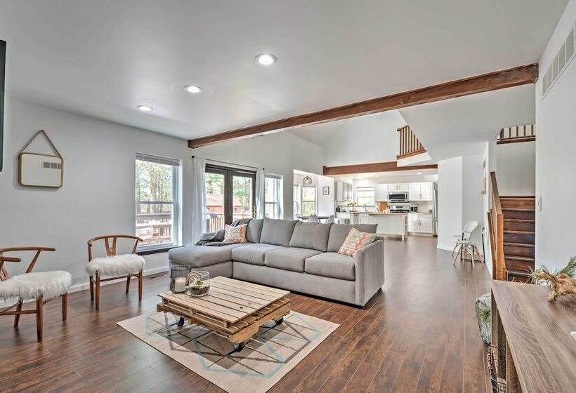 Tannersville House: Bar & Deck, 2 Mi To Ski Resort